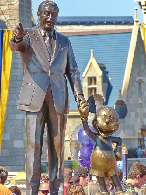 Beeld Walt Disney met Mickey Mouse. Bron: Pixabay